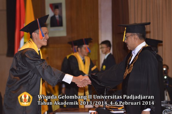 wisuda-unpad-gel-ii-ta-2013_2014-fakultas-teknik-geologi-oleh-rektor-013