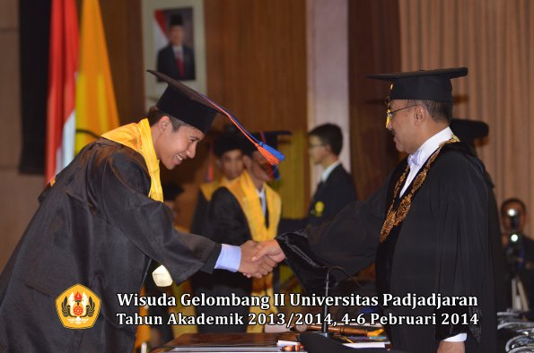 wisuda-unpad-gel-ii-ta-2013_2014-fakultas-teknik-geologi-oleh-rektor-015