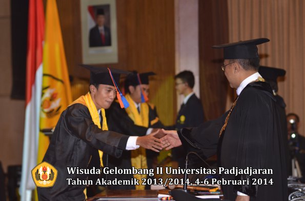 wisuda-unpad-gel-ii-ta-2013_2014-fakultas-teknik-geologi-oleh-rektor-016