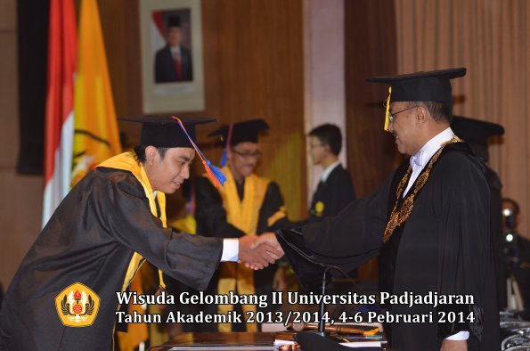 wisuda-unpad-gel-ii-ta-2013_2014-fakultas-teknik-geologi-oleh-rektor-017