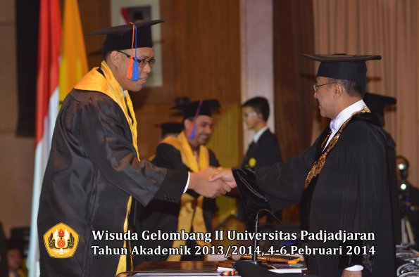 wisuda-unpad-gel-ii-ta-2013_2014-fakultas-teknik-geologi-oleh-rektor-021