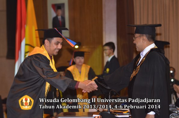 wisuda-unpad-gel-ii-ta-2013_2014-fakultas-teknik-geologi-oleh-rektor-022