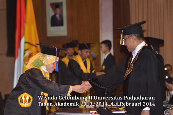 wisuda-unpad-gel-ii-ta-2013_2014-fakultas-teknik-geologi-oleh-rektor-024