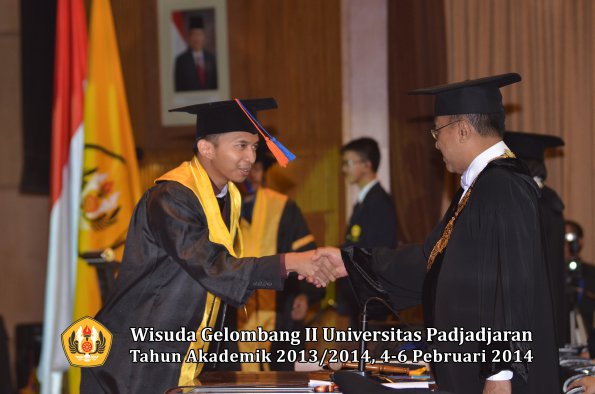 wisuda-unpad-gel-ii-ta-2013_2014-fakultas-teknik-geologi-oleh-rektor-025