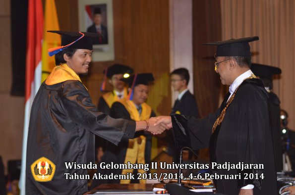 wisuda-unpad-gel-ii-ta-2013_2014-fakultas-teknik-geologi-oleh-rektor-026