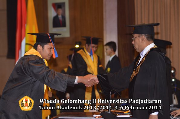 wisuda-unpad-gel-ii-ta-2013_2014-fakultas-teknik-geologi-oleh-rektor-027