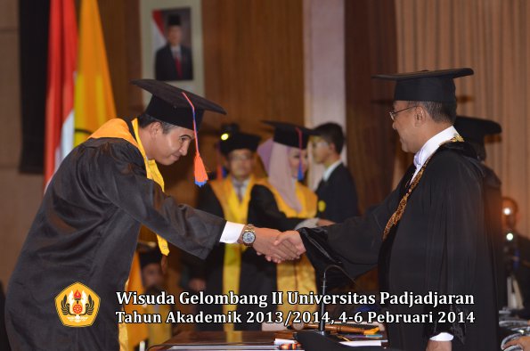 wisuda-unpad-gel-ii-ta-2013_2014-fakultas-teknik-geologi-oleh-rektor-028