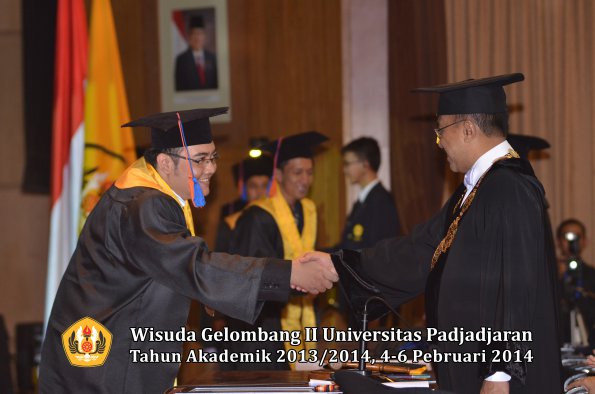 wisuda-unpad-gel-ii-ta-2013_2014-fakultas-teknik-geologi-oleh-rektor-030