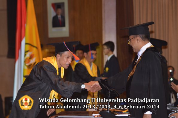 wisuda-unpad-gel-ii-ta-2013_2014-fakultas-teknik-geologi-oleh-rektor-031