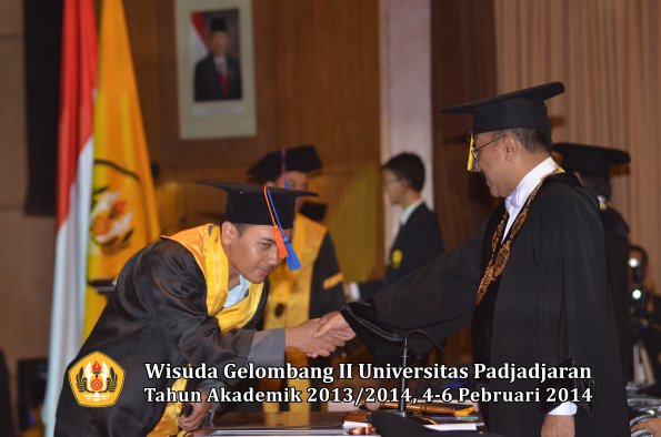 wisuda-unpad-gel-ii-ta-2013_2014-fakultas-teknik-geologi-oleh-rektor-032