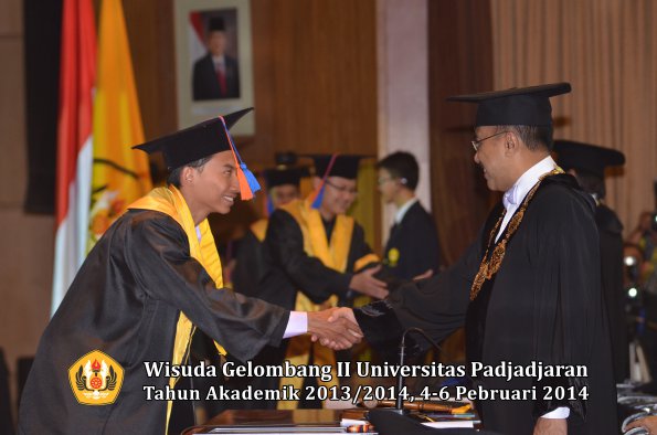 wisuda-unpad-gel-ii-ta-2013_2014-fakultas-teknik-geologi-oleh-rektor-033