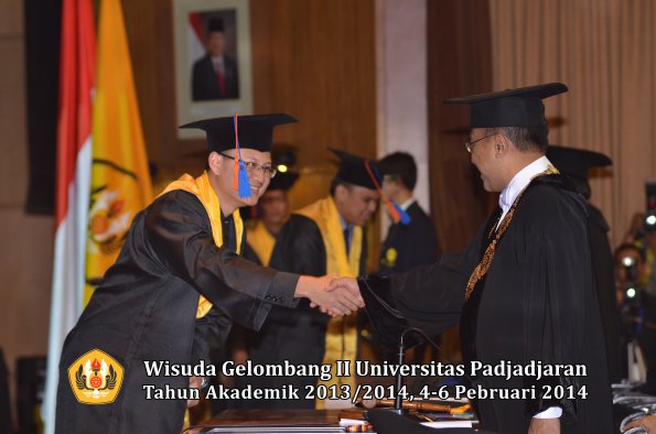 wisuda-unpad-gel-ii-ta-2013_2014-fakultas-teknik-geologi-oleh-rektor-034