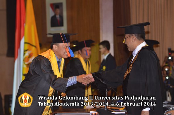 wisuda-unpad-gel-ii-ta-2013_2014-fakultas-teknik-geologi-oleh-rektor-035