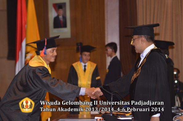 wisuda-unpad-gel-ii-ta-2013_2014-fakultas-teknik-geologi-oleh-rektor-037