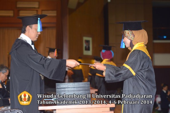 wisuda-unpad-gel-ii-ta-2013_2014-fakultas-ilmu-keperawatan-oleh-dekan-011