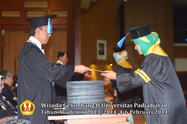 wisuda-unpad-gel-ii-ta-2013_2014-fakultas-ilmu-keperawatan-oleh-dekan-012