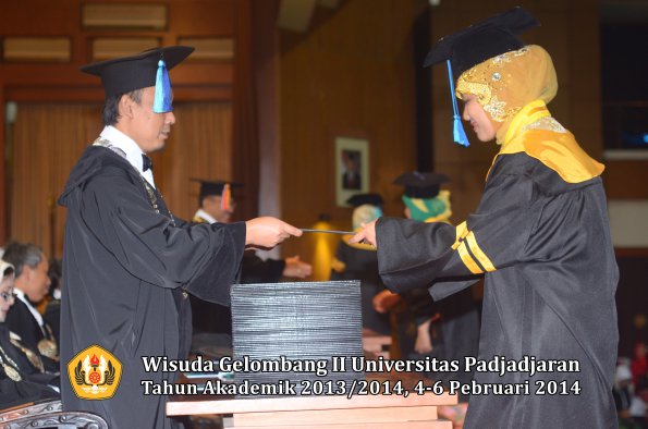 wisuda-unpad-gel-ii-ta-2013_2014-fakultas-ilmu-keperawatan-oleh-dekan-023