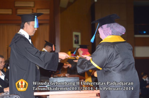 wisuda-unpad-gel-ii-ta-2013_2014-fakultas-ilmu-keperawatan-oleh-dekan-026