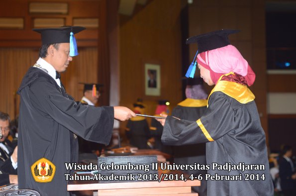 wisuda-unpad-gel-ii-ta-2013_2014-fakultas-ilmu-keperawatan-oleh-dekan-027