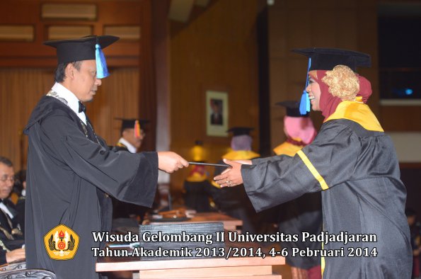 wisuda-unpad-gel-ii-ta-2013_2014-fakultas-ilmu-keperawatan-oleh-dekan-028