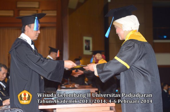 wisuda-unpad-gel-ii-ta-2013_2014-fakultas-ilmu-keperawatan-oleh-dekan-029