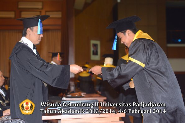 wisuda-unpad-gel-ii-ta-2013_2014-fakultas-ilmu-keperawatan-oleh-dekan-031