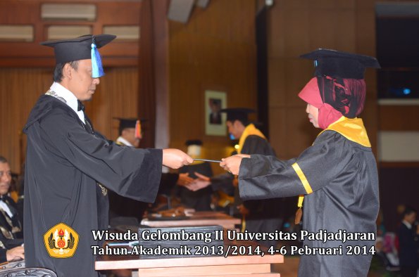 wisuda-unpad-gel-ii-ta-2013_2014-fakultas-ilmu-keperawatan-oleh-dekan-032