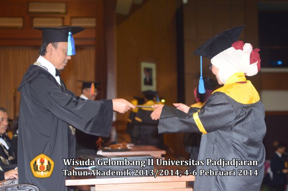 wisuda-unpad-gel-ii-ta-2013_2014-fakultas-ilmu-keperawatan-oleh-dekan-033