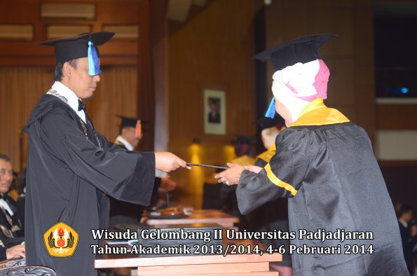 wisuda-unpad-gel-ii-ta-2013_2014-fakultas-ilmu-keperawatan-oleh-dekan-035