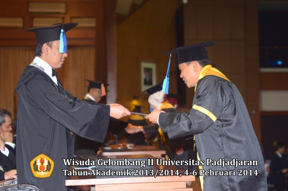 wisuda-unpad-gel-ii-ta-2013_2014-fakultas-ilmu-keperawatan-oleh-dekan-036