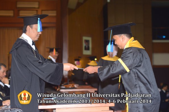 wisuda-unpad-gel-ii-ta-2013_2014-fakultas-ilmu-keperawatan-oleh-dekan-038