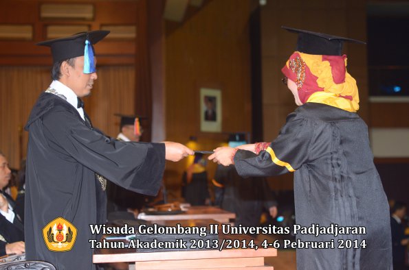 wisuda-unpad-gel-ii-ta-2013_2014-fakultas-ilmu-keperawatan-oleh-dekan-041