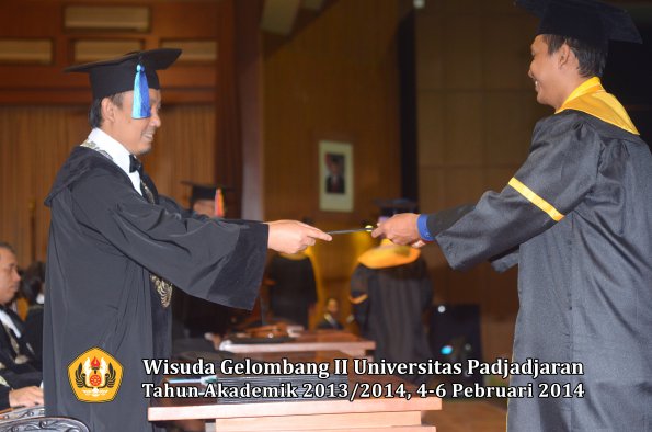 wisuda-unpad-gel-ii-ta-2013_2014-fakultas-ilmu-keperawatan-oleh-dekan-043