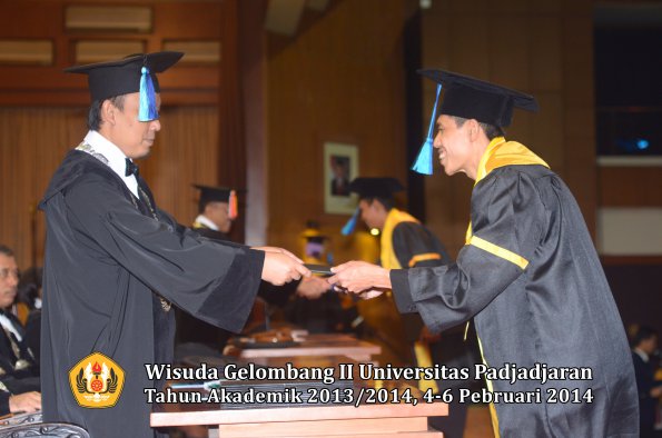 wisuda-unpad-gel-ii-ta-2013_2014-fakultas-ilmu-keperawatan-oleh-dekan-044