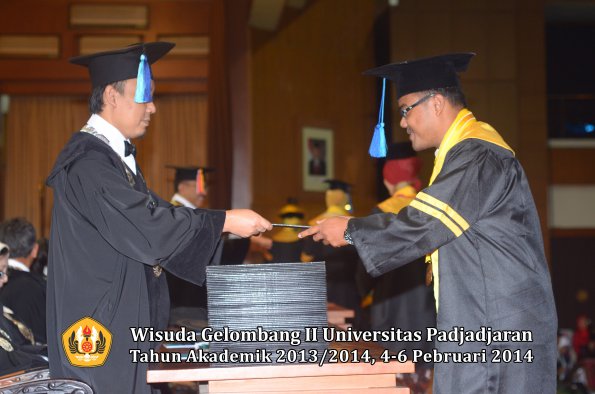 wisuda-unpad-gel-ii-ta-2013_2014-fakultas-ilmu-keperawatan-oleh-dekan-045