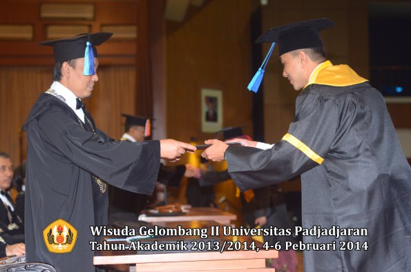 wisuda-unpad-gel-ii-ta-2013_2014-fakultas-ilmu-keperawatan-oleh-dekan-047