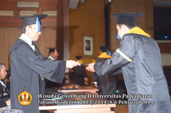 wisuda-unpad-gel-ii-ta-2013_2014-fakultas-ilmu-keperawatan-oleh-dekan-049