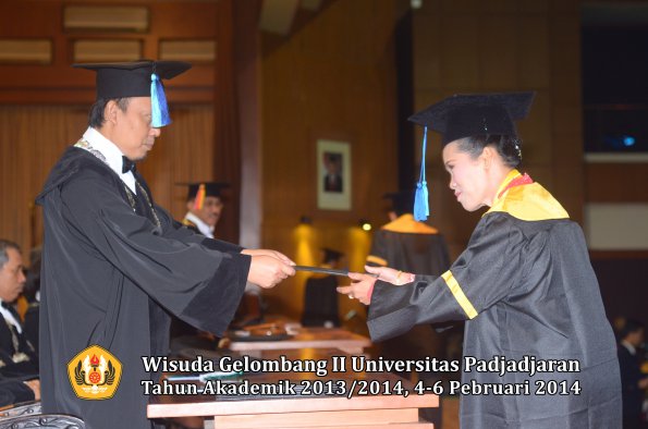 wisuda-unpad-gel-ii-ta-2013_2014-fakultas-ilmu-keperawatan-oleh-dekan-050