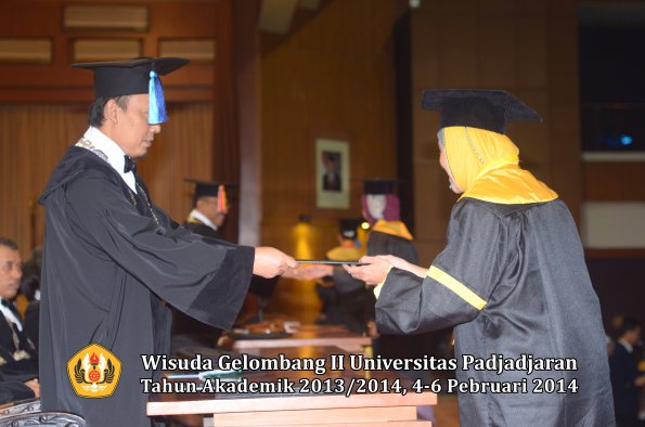 wisuda-unpad-gel-ii-ta-2013_2014-fakultas-ilmu-keperawatan-oleh-dekan-052