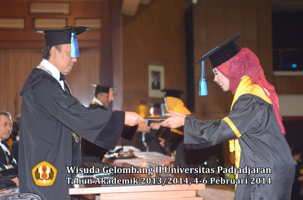 wisuda-unpad-gel-ii-ta-2013_2014-fakultas-ilmu-keperawatan-oleh-dekan-053