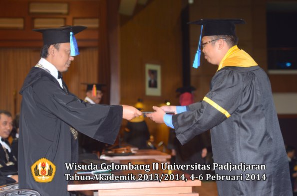 wisuda-unpad-gel-ii-ta-2013_2014-fakultas-ilmu-keperawatan-oleh-dekan-054