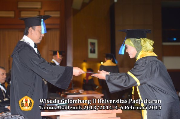 wisuda-unpad-gel-ii-ta-2013_2014-fakultas-ilmu-keperawatan-oleh-dekan-055