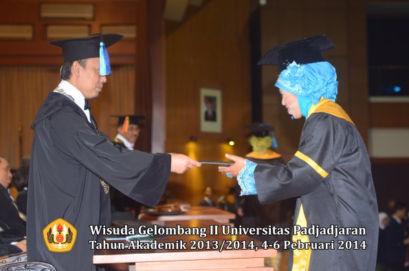 wisuda-unpad-gel-ii-ta-2013_2014-fakultas-ilmu-keperawatan-oleh-dekan-057