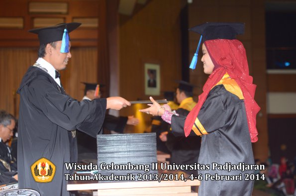 wisuda-unpad-gel-ii-ta-2013_2014-fakultas-ilmu-keperawatan-oleh-dekan-061