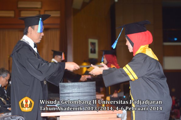 wisuda-unpad-gel-ii-ta-2013_2014-fakultas-ilmu-keperawatan-oleh-dekan-062