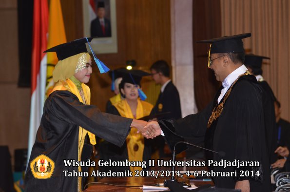 wisuda-unpad-gel-ii-ta-2013_2014-fakultas-ilmu-keperawatan-oleh-rektor-005