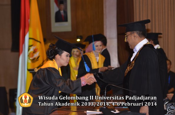 wisuda-unpad-gel-ii-ta-2013_2014-fakultas-ilmu-keperawatan-oleh-rektor-006