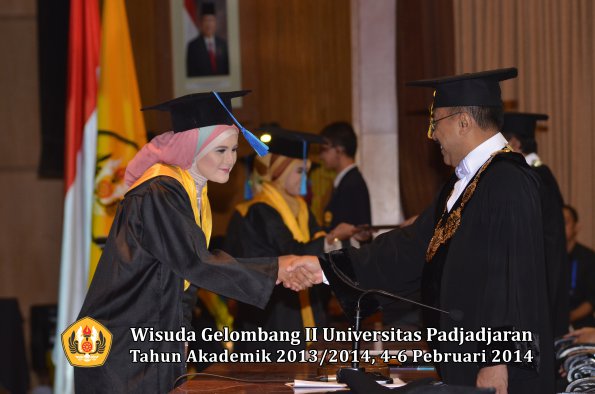 wisuda-unpad-gel-ii-ta-2013_2014-fakultas-ilmu-keperawatan-oleh-rektor-007