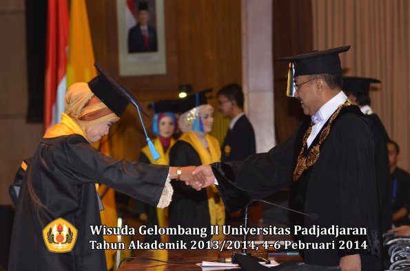 wisuda-unpad-gel-ii-ta-2013_2014-fakultas-ilmu-keperawatan-oleh-rektor-008