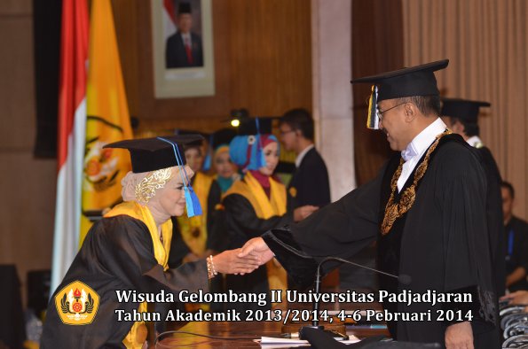 wisuda-unpad-gel-ii-ta-2013_2014-fakultas-ilmu-keperawatan-oleh-rektor-009